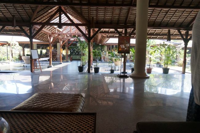 広いエントランスてす。<br />大型観光リゾートホテルですね。