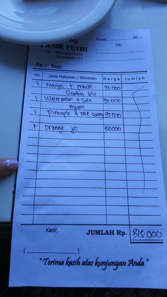 ちなみにお値段ですが、思いっきり観光客値段です。<br />だって、メニューに値段が書いてなかったもの。<br /><br />ジュースとフルーツとセットで95,000Rp。<br />ちょっといいお値段よね。