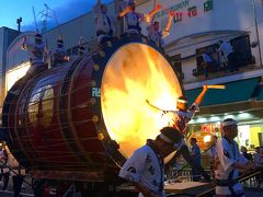 祭りの時間になったので場所取りをしていたところに移動。
昼間のうちに、祭りの通り道にある居酒屋さんに鑑賞場所の確保をしてもらっていました。
19時から祭り開始！始まりの大きな太鼓が鳴った時は鳥肌が立ちました！