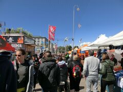 マーケット広場、賑わってます。ここも世界中からの観光客でいっぱい。
色んな言葉が飛び交ってます。
港沿いに工芸品やアクセサリー、野菜や果物の屋台、カフェやレストランなど、夏には
100件ほど出店されてます。