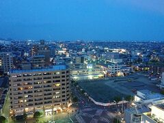 静岡中部の主要都市、藤枝。
藤枝駅直結の「ホテルオーレ」の部屋の窓から見下ろす藤枝市街。