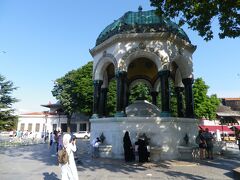 ドイツ皇帝ウィルヘルム2世から贈られた「ドイツの泉」
八角形になっていて、各辺に蛇口が付いており、みなさん手を洗ったり、ちょっと口に含んだりしてました。
