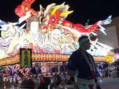 晩御飯を食べてからいよいよ青森ねぶた祭りへ。
この日は晩御飯を食べたお店が席を取ってくれていたので最前列で観ることができました。