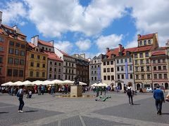 ７月７日（日）
１２時、ワルシャワ博物館の見学を終え、再び旧市街広場に戻ってきました。

お昼になって観光客が増え、いよいよ賑わってきた感じ。
