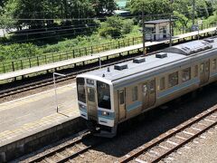塩尻行き211系普通列車が停車していた奈良井駅。