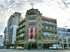 【林百貨店】
日本統治時代の1932年12月5日に山口県出身の経営者である林方一が、当時の台南のメインストリート(通称『銀座通り』)に建てた台南初のデパート。設計者も日本人です。
(創業者の林氏は、なんとオープンの数日前に亡くなったんだって…)

1-4階は売場、5階にレストラン、屋上階6階に機械室と展望台、そして屋上庭園と神社(神社は当時非公開)と、まさに現在の日本のデパート構造そのまま！
休日にはおめかししてデパートへ行く、というのがステータスだった日本同様、こちらもとても人気があったそうです。

しかし太平洋戦争中に米軍の空爆を受け、敗戦により廃業。戦後は事務所として使用されたりしたものの、1980年代以降は空きビルに。
1998年の6月26日、市定古跡に認定されたのがきっかけとなったのか、2010年より修復作業が開始され、2014年6月14日、新たにオープン！
こうやって考えると、結構最近まで空きビルだったんですね。