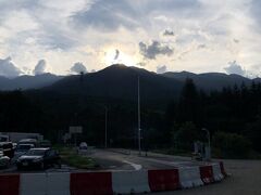 木曽駒ヶ岳に陽が落ちて行く様を見ながらそろそろ出発するとしましょうか…。