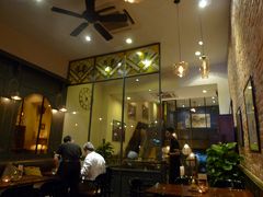 【Runam Bistro ルナム】

価格は5星ホテル並みと言われている高級カフェ。
折角なので入ってみることに。
日本ではできない贅沢と冒険ができるのがベトナムのいいところ。
