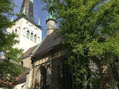 ブラブラ歩いて、またここに到着。聖オレフ教会。
道中、ほとんど人と会わなかったんだけど、一人観光客らしきリュックしょった大柄な欧米人のおじさんを見かけました。
目的地一緒だったっぽくて、その人のあとに続いて教会の入口を探しました。