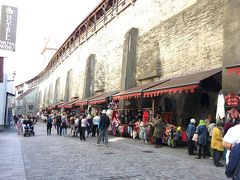 セーターの壁。
朝からそこそこ観光客がいました。