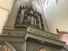 パイプオルガンは小さめだけど、その土台というのか、そこが絶妙なアースカラーと繊細でシンプルな装飾になっていて、このオルガンには似合っていました。