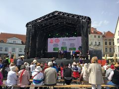 外に出たら、例のステージに何やらイベントが催されてる。

どうやらマラソン大会か何かの表彰式をやってるようでした。
MCにより入賞者たちが呼び込まれ、メダリストたちがにこやかに登場。
皆さん拍手でお出迎えしてたので、私も後ろで立ちながら拍手（笑）

マラソン（かどうか知りませんが、ランニング姿で5kmと垂れ幕が出てた）の大会の表彰式なんて、イベントとしてのどかすぎる＾＾