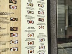 広場も一周したけどイマイチ決めかねて・・・

片隅にあったレストランの看板見たら「日本語メニューあります」の文字が！
食べ物も食べられそうなものたちだし、テラスじゃなくても中に席がありそう。よし、ここに決めよう！