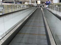 ホテルの前からバスに乗って空港に戻ってきました。

Webチェックイン済みですが、チケット発券できるかなとカウンターの方へ。
なんと、セルフチェックイン機があるじゃないですか。
セルフチェックイン機で発券して昨日寄ったラウンジへ。