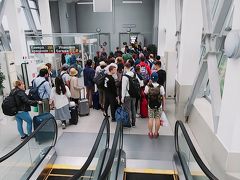 空港への入り口にはセキュリティがあるので渋滞。
エスカレーターから降りる人とで事故になりそうなほど、一時詰まってました。