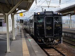 隼人駅でしばらく待つと、特急『はやとの風１号』がやってきた。
ＪＲ九州が誇る観光列車のひとつで、以前も一度だけ乗ったことがある。
久しぶりの再会だ。