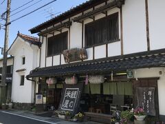 津和野のメインストリートに向かいます。
鯉も津和野の名物か