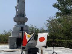 国のために戦った方々の慰霊のために炎天下の中でもここでやりたいと木陰を推奨しましたが、遺族の方がどうしてもということでここで慰霊祭を行いました。
先が長いので心配しましたが、今となってはここでした事は遺族の気持ちを考えれば妥当だったのではないかと思いました。
木陰で涼しい中でやることも大事でしょうが、やはり目的は皆同じ。　こんな離れた場所で死んでいった日本人の人たちのことを考えると炎天下などなんて事はないという気持ちになりました。