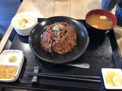 また後日、元田中のすてーき丼屋さん。レアのすごーく良い焼き加減のステーキがたっぷり載ったこのステーキ丼、めちゃ美味しいです☆

サラダやお味噌汁をつけて確か1300円くらいでした！

ただ店内にランチは料理が来てから○○分以内に食べ終えて席を立ってください、と書いてあったり12歳未満入店禁止だったりとちょっとメンドクサイお店感がありました(-_-;)
人気店のようですし色々とルールは必要なんでしょうが…。