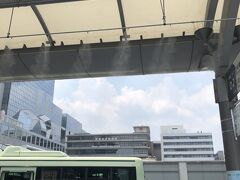 真夏の京都～、暑い！！！

京都駅前のバス乗り場は暑すぎるのでミストシャワーを撒いています。でもこれがまた更なるもわんとした湿気を作り出してる気がしなくもないなぁ…。