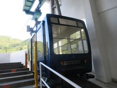 宿の送迎までまだ時間があったので、下田ロープウェイにも乗ってしまいましょう。
8月1日リニューアルオープンしたばかり。
新しいゴンドラは、水戸岡氏のデザインです。