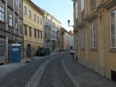 旧市街の中に入ると、通路が石畳に変わりました。