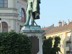 旧市街南にある細長いセーチェニ公園（Széchenyi tér）に銅像が建っていました。広場名称になっているイシュトヴァン・セーチェーニ伯爵の銅像で1897年のハンガリー芸術家の作品です。伯爵はハンガリー発展に貢献した政治家です。