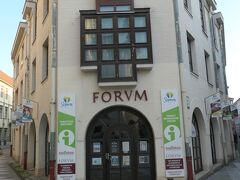 ウーイ通りとセントジョルジ通りが交差する角部に観光案内所があります。夕方なので閉まっていましたが、旧市街中心部ですので昼間には結構な数の利用者がいるように思います。