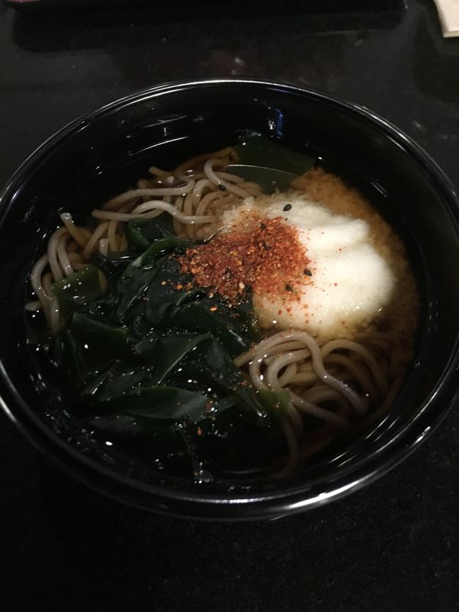 今回は３人なので、マイルを払い出すことないビジネスクラスのラウンジへ。家族はもりもり食べる(笑)私も大好きな塩焼きそばをもりもり。そして大好きな山菜そばがなくなり、これに代わってた。。久しぶりに来たビジネスクラスのラウンジ、家族連れ多いですねえ。