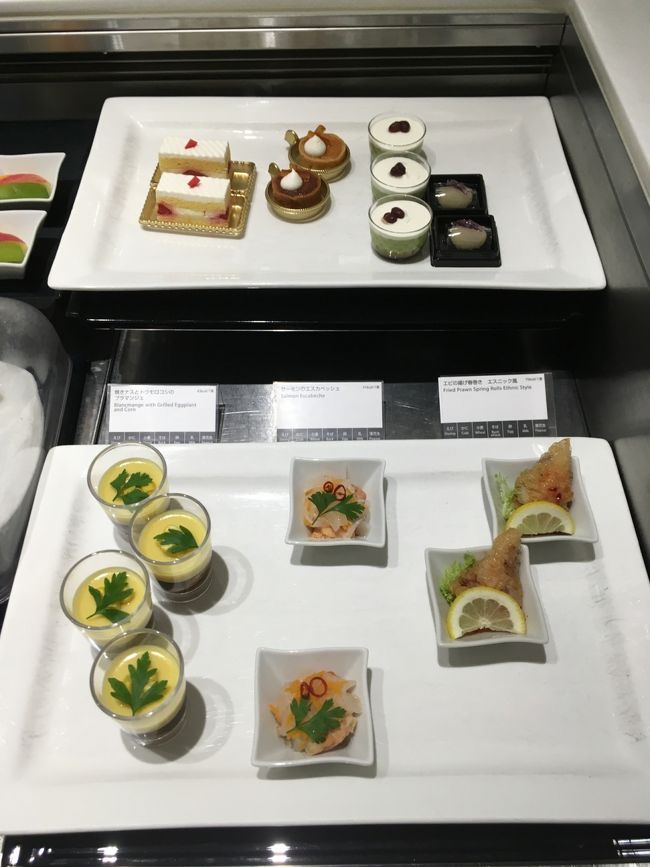 ラウンジを出たところ、搭乗時間変更が発覚。ってことでもう1つのラウンジに。妹様はビジネスクラスのラウンジへ。抹茶のスイーツおいしい～