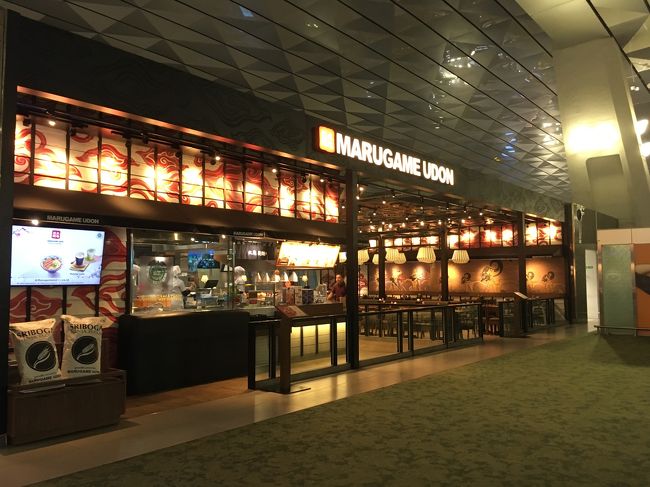 ここのターモナルでSIMを買いたかったけど朝早すぎて売ってなく。。。吉野家、丸亀製麺とか和食のお店を冷やかし、ラウンジに向かうことに