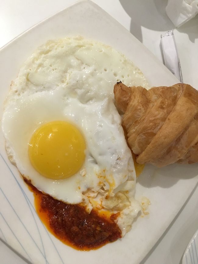 国内線なのに、目の前で卵も焼いてくれる素敵なサービス付き。目玉焼きは1つ妹様に食われた。。。