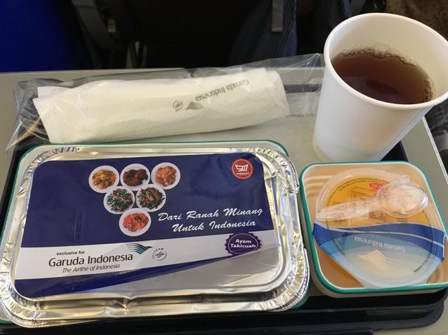 そして機内食の配給。