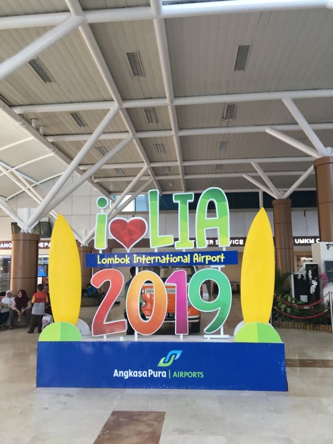 １年ぶりのロンボク。お迎えの車に揺られること1時間強。途中、建築中のモスクや、仮設住宅を通り過ぎるが、港に近づくにつれ、ひどくなっていく。