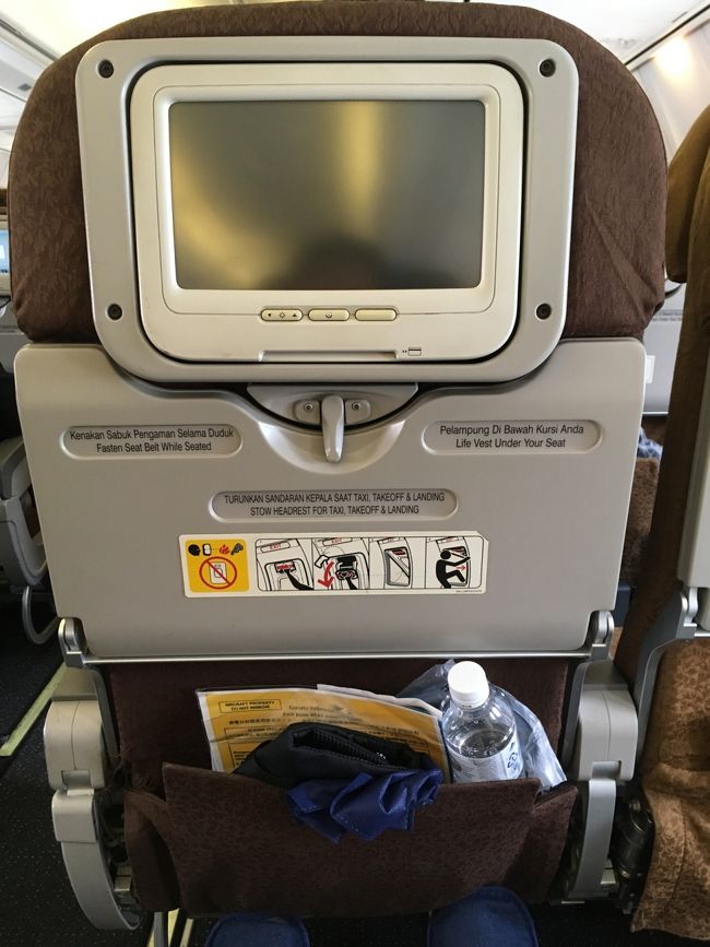 ガルーダの国内線のいいところは、テレビがあるところ。そして非常口座席をゲットしたので広い