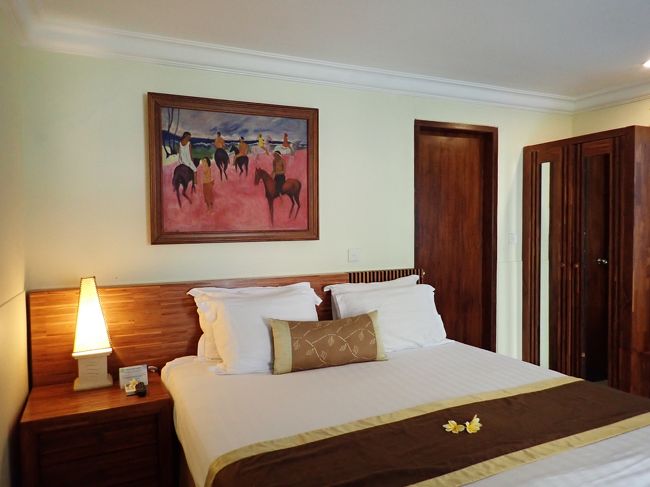 部屋に入って荷ほどきすると、電話が鳴る。電話に出るとエクストラベッドを入れるのが大変だから、有償アップグレードをと。。。本音が出ちゃってるよ(笑)母上が面白そうだから有償アップグレードのお部屋を見に行こうと言い、見に行くと、ただ部屋が広いだけ。。。テラス激狭。でお部屋は１泊25000RPと。。。ディスカウントをするも、本来500000RPのところ、ボスの了承を得て、半額にしたという。。。ならアップグレードはいらないと断ると、なぜか200000RPでどうと。。。数秒前に言ってることとちげぇ～し。。。