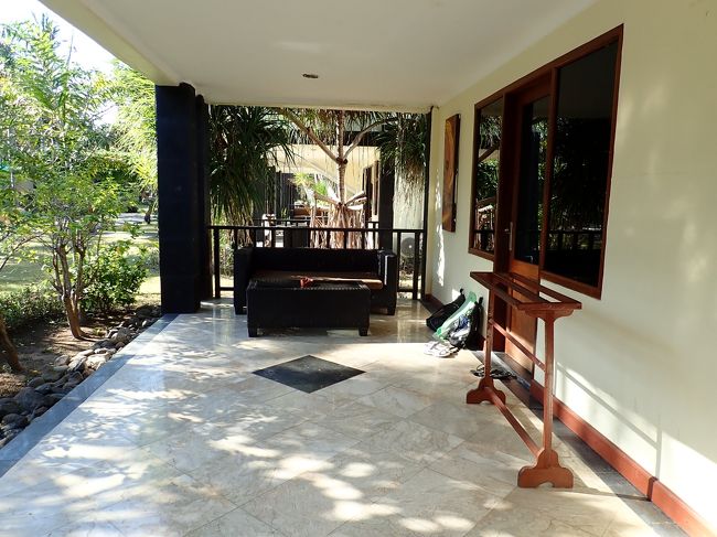 今回は被災具合がマシな一番安いお部屋をチョイス。テラス広いのがお気に入り。ここでは朝と夕方、お仕事をする場所に。