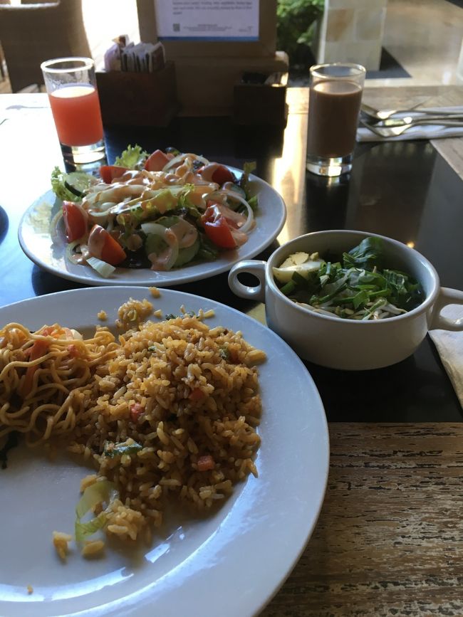 朝ごはんはナシゴレン、ミーゴレン、バクソー。バクソーが激うまだったけど、この日以降出ず。。。バクソー、ネーミングイマイチだけど、つみれ入り、春雨スープ。