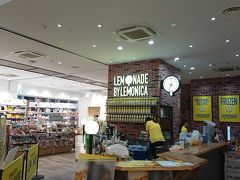 金沢回転寿司輝らりの隣というか前にあるのがこちらのお店
レモネード専門のジューススタンド
「レモネードbyレモニカ八王子オーパ店」
