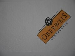 「ルクセンブルク　老舗パティスリー　Oberweis」

ホテルで一時休憩後、
当時の「地球の歩き方」に掲載されていた老舗パティスリーへ。
食欲はなかったが、甘いものでも食べたら元気がでるかもと店へ。

パンや、惣菜系キッシュなども売っていた。
どれもキラキラとしていて、美味しそうだった。

ケーキを一つ、イートインで注文した。
コーヒーも美味しかった。

LUXの富裕層と覚しき奥様方で混み合っていた。


