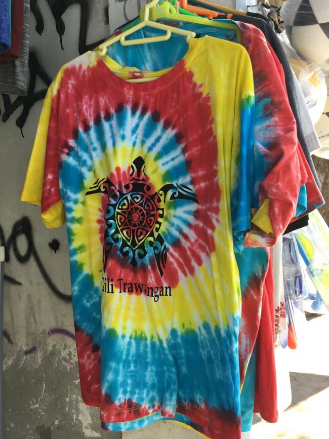 ビーチに行く途中、毎日買おうかどうか悩んだｔシャツ。