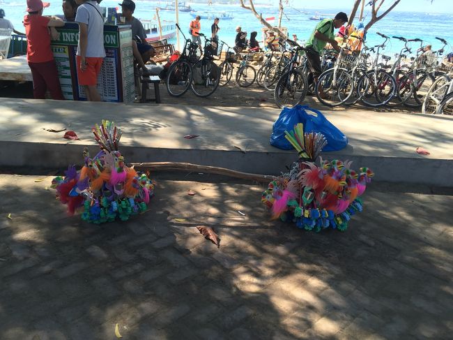 商売が成り立つのか謎な物売りを見たり