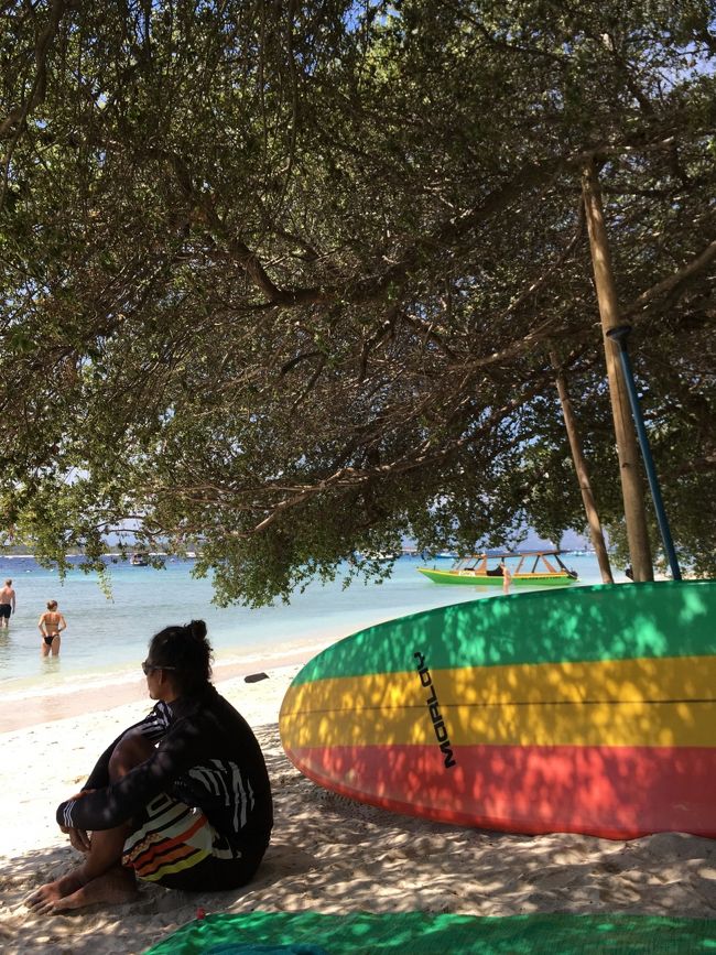 ビーチに着くと、SAPレンタルのお兄さんが暇そう。