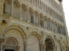ピエーヴェ ディ サンタ マリア教会
アレッツォ中世史において最も魅力的な宗教建造物であるピエーヴェ・ディ・サンタ・マリア教会は、9-11世紀に建てられ、続いて12-13世紀にはロマネスク様式で再建され、ファサードはロマネスク建築のピサ・ルッカ様式になっています。