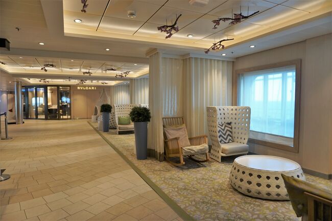 常に整えられているパブリックエリア。<br />ソファーに横になって本を読んでいると、代わる代わる人が来てはクッションを思い思いに移動させて休憩。<br />しばらく過ごしては移動していきます。<br />するとすかさずこのエリアの担当スタッフがクッションやソファーの角度を修正。<br />あっという間に元通りです。<br />こうやって過ごしやすい空間が常に保たれているということが良くわかりました。