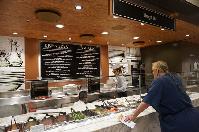 Two70の朝食はヘルシー志向。<br />サラダは無いけどベーグルサンドやパニーニ、サンドイッチなどが注文可能。<br />オアシスクラスのパークカフェと同じです。