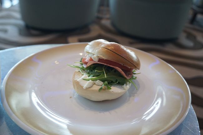 朝食はベーグルサンド。<br />クリームチーズは片側と言わないと両側にたっぷり塗られてしまうので注意！