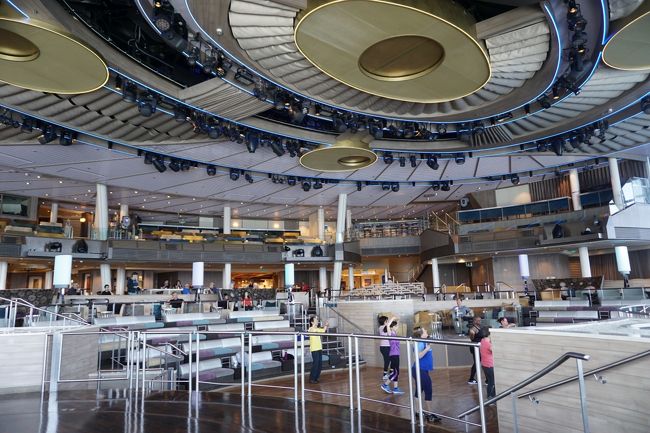 ウィンジャマーの後方オープンデッキのような開放感はありませんが、海を眺めながら静かに過ごせるおすすめポイントです。<br />ステージでは朝のラテンエクササイズが始まりました。