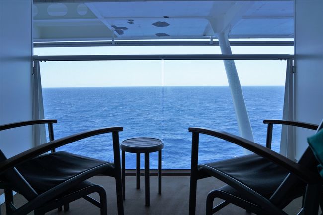 バルコニーでくつろぎタイム。<br />と思ったけどやっぱり暗い・・・<br />これなら窓を開けて波の音を聞きながらベッドに横になった方が気持ち良いかも。