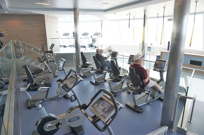 更にお腹を空かせるべくジムへ。<br />こちらのバイクで1時間。<br />サドルが大きくてお尻が痛い！<br />一番下げてもペダルが遠い！<br />アジア人には厳しいサイズです。<br />隣に来たアメリカ人のおばあちゃんも「足がつかないわ！」と大笑いして諦めていました。